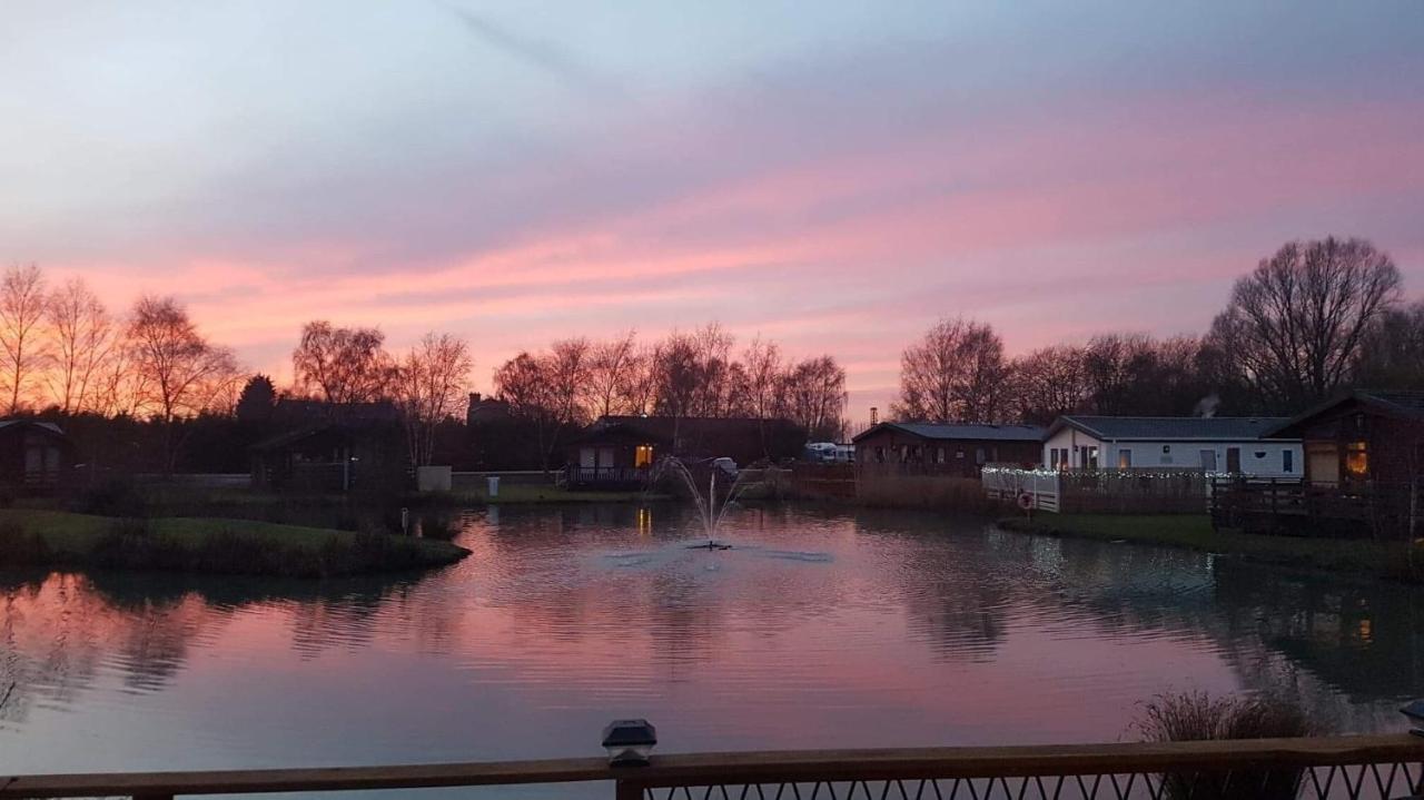 Luxury Lakeside Lodge L2 With Hot Tub Situated At Tattershall Lakes Country Park מראה חיצוני תמונה