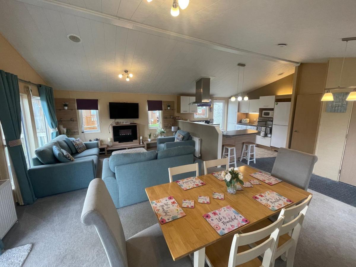 Luxury Lakeside Lodge L2 With Hot Tub Situated At Tattershall Lakes Country Park מראה חיצוני תמונה