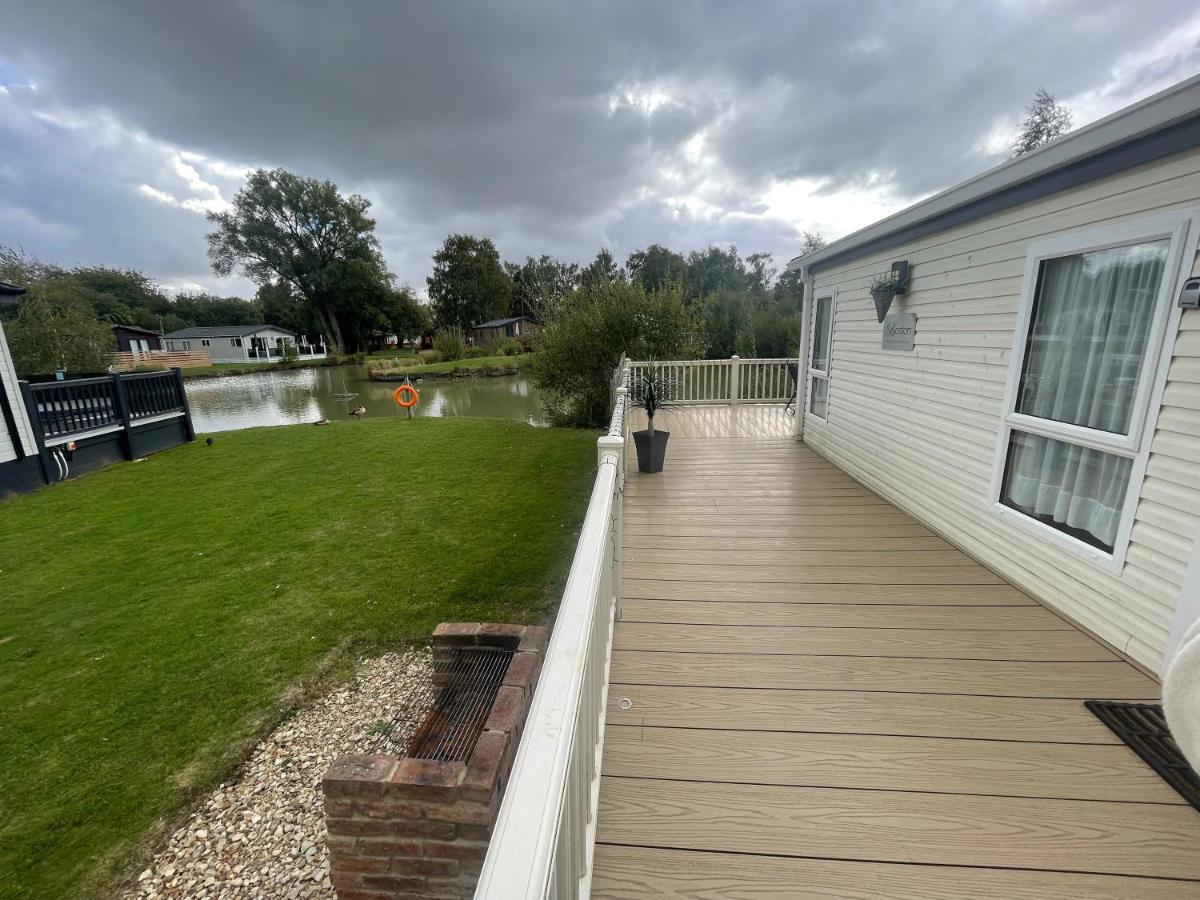 Luxury Lakeside Lodge L2 With Hot Tub Situated At Tattershall Lakes Country Park מראה חיצוני תמונה