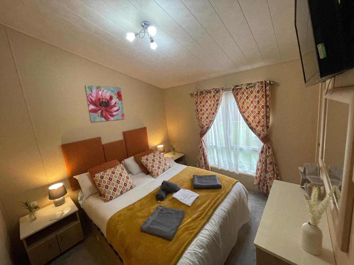 Luxury Lakeside Lodge L2 With Hot Tub Situated At Tattershall Lakes Country Park מראה חיצוני תמונה