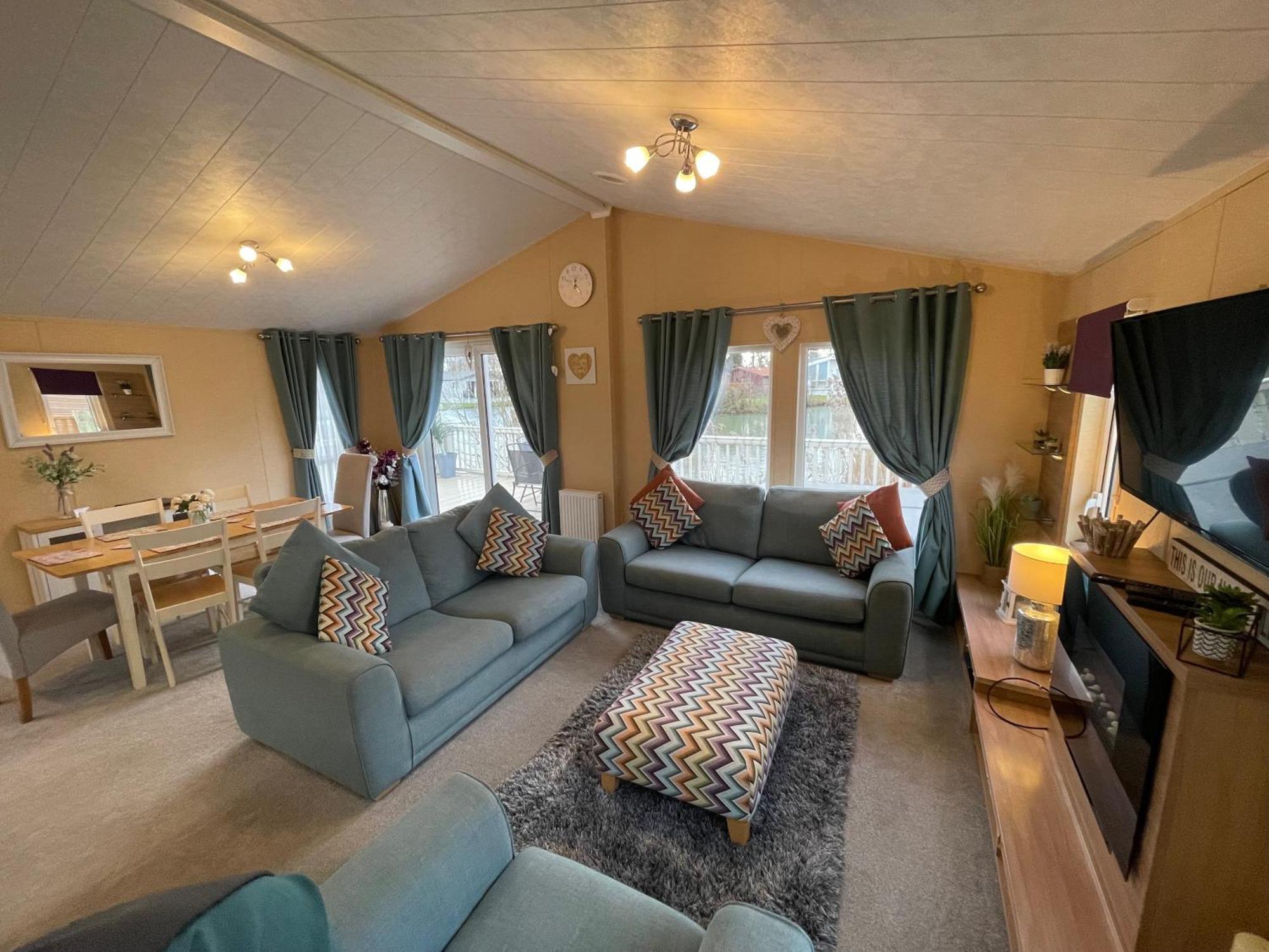 Luxury Lakeside Lodge L2 With Hot Tub Situated At Tattershall Lakes Country Park מראה חיצוני תמונה
