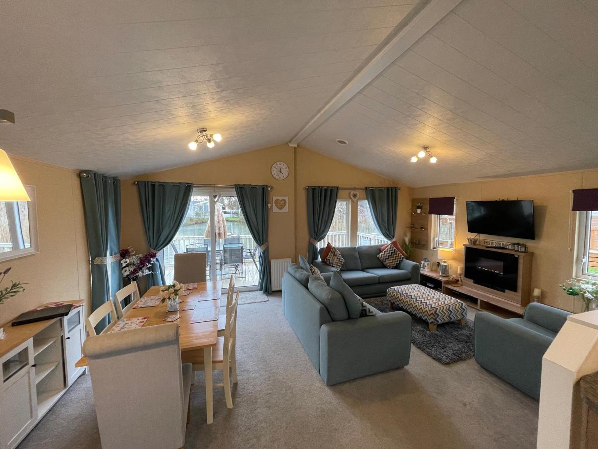 Luxury Lakeside Lodge L2 With Hot Tub Situated At Tattershall Lakes Country Park מראה חיצוני תמונה