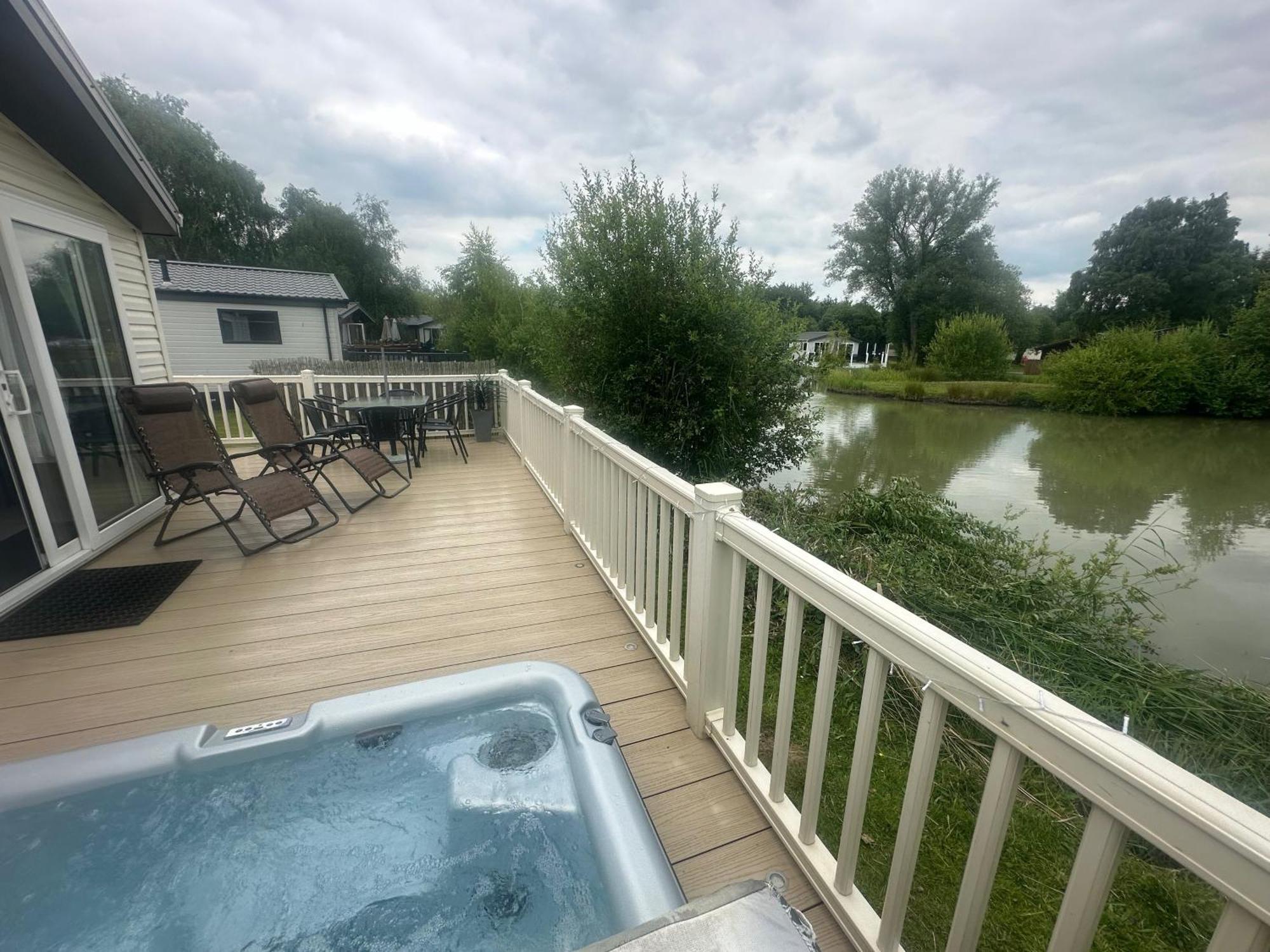 Luxury Lakeside Lodge L2 With Hot Tub Situated At Tattershall Lakes Country Park מראה חיצוני תמונה